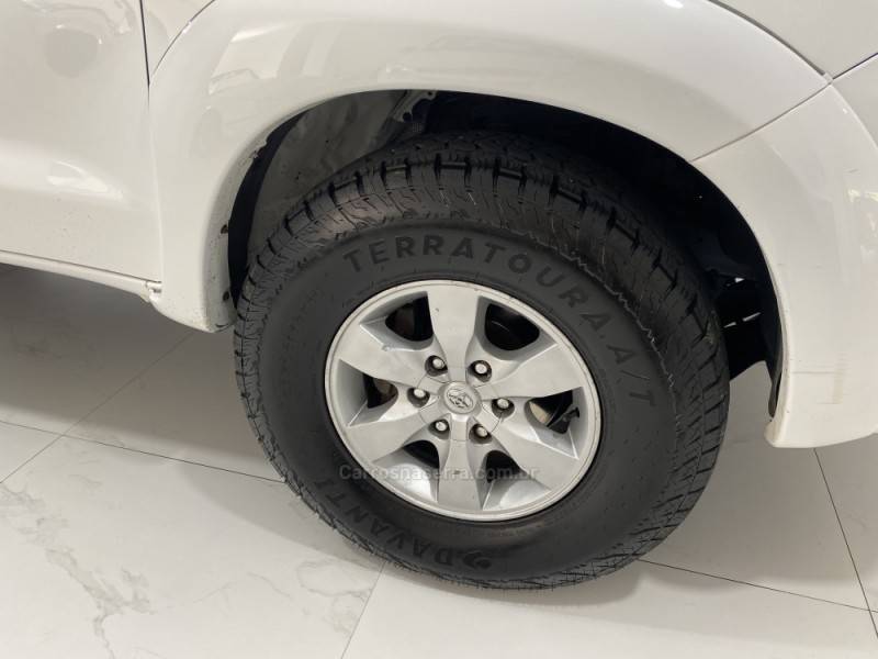 TOYOTA - HILUX 3.0 SR 4X4 CD 16V TURBO INTERCOOLER DIESEL 4P AUTOMÁTICO - 2011/2012 - Branca - R$ 119.900,00