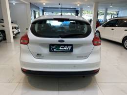 FORD - FOCUS 2.0 SE PLUS 16V FLEX 4P AUTOMÁTICO - 2015/2016 - Branca - R$ 64.900,00