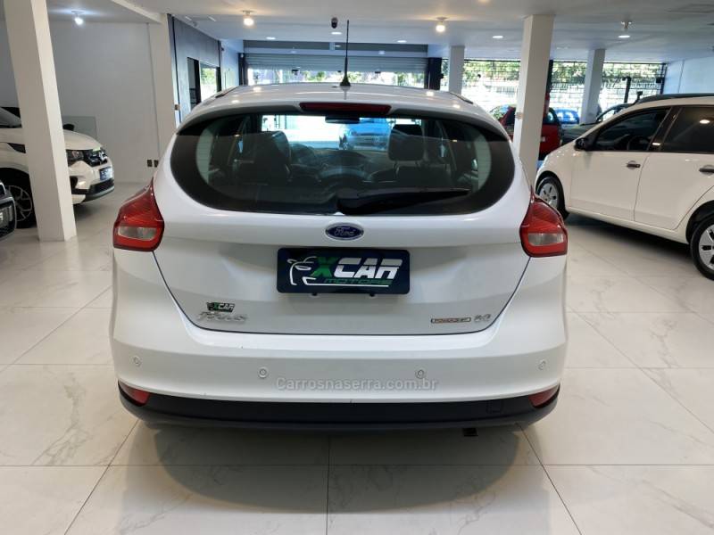 FORD - FOCUS 2.0 SE PLUS 16V FLEX 4P AUTOMÁTICO - 2015/2016 - Branca - R$ 64.900,00