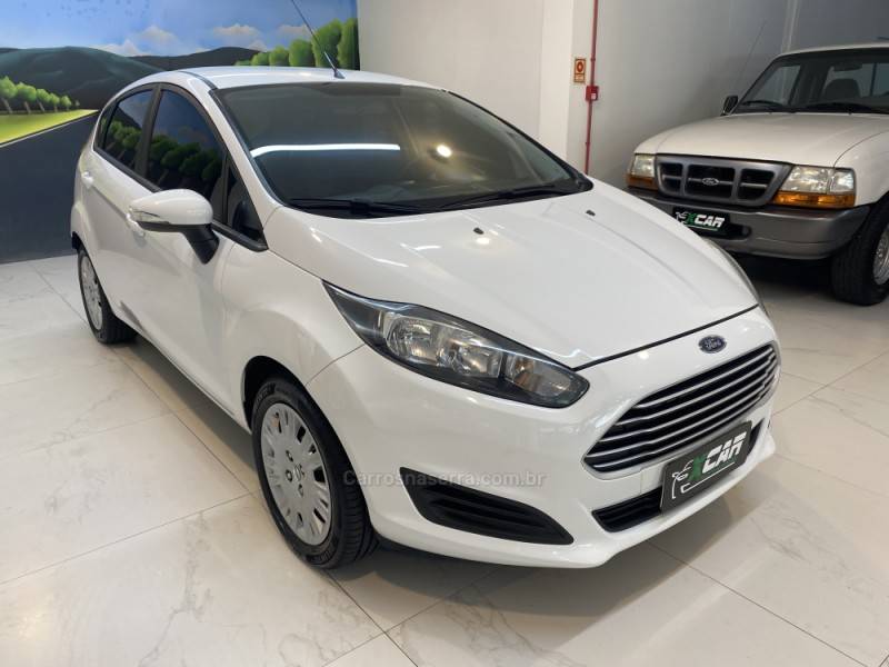 FORD - FIESTA 1.6 SE HATCH 16V FLEX 4P AUTOMÁTICO - 2016/2017 - Branca - R$ 52.900,00