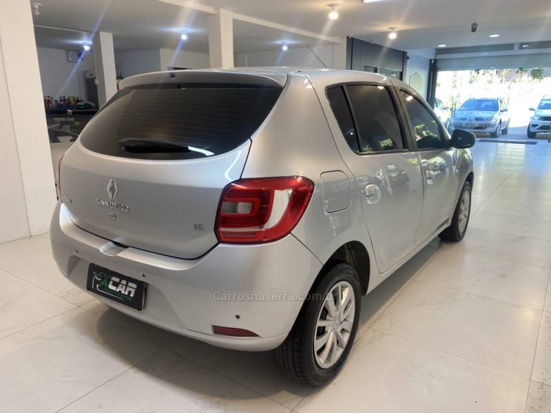 RENAULT - SANDERO 1.0 EXPRESSION 16V FLEX 4P MANUAL - 2015/2015 - Prata - R$ 43.900,00