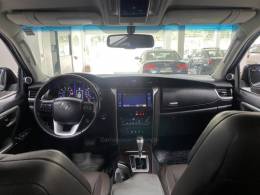 TOYOTA - HILUX SW4 2.8 SRX 4X4 7 LUGARES 16V TURBO INTERCOOLER DIESEL 4P AUTOMÁTICO - 2016/2016 - Preta - R$ 204.900,00