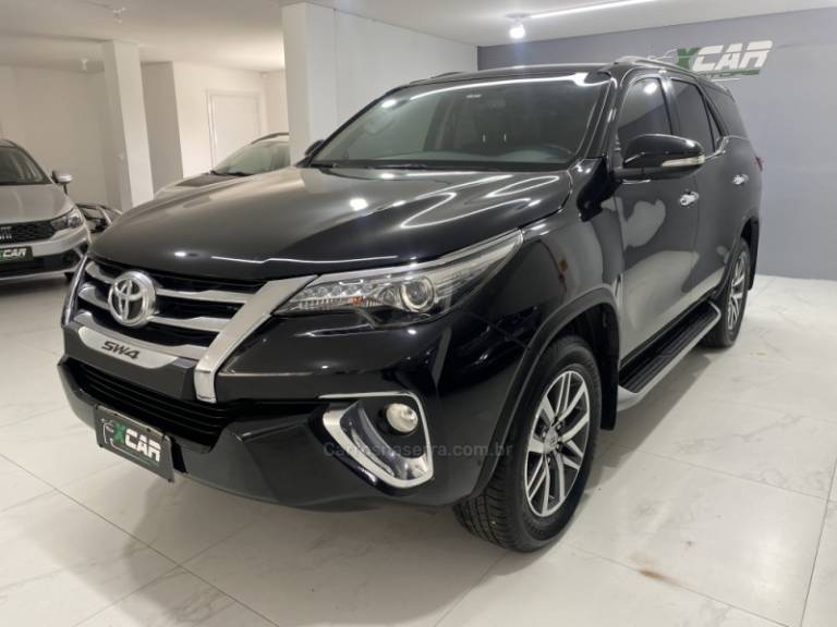 TOYOTA - HILUX SW4 2.8 SRX 4X4 7 LUGARES 16V TURBO INTERCOOLER DIESEL 4P AUTOMÁTICO - 2016/2016 - Preta - R$ 204.900,00
