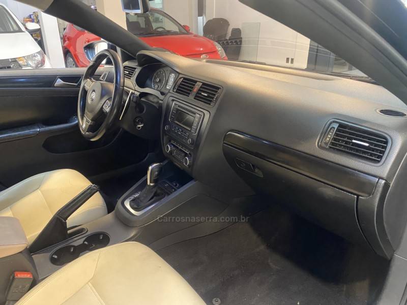 VOLKSWAGEN - JETTA 2.0 COMFORTLINE FLEX 4P TIPTRONIC - 2011/2012 - Preta - R$ 59.900,00