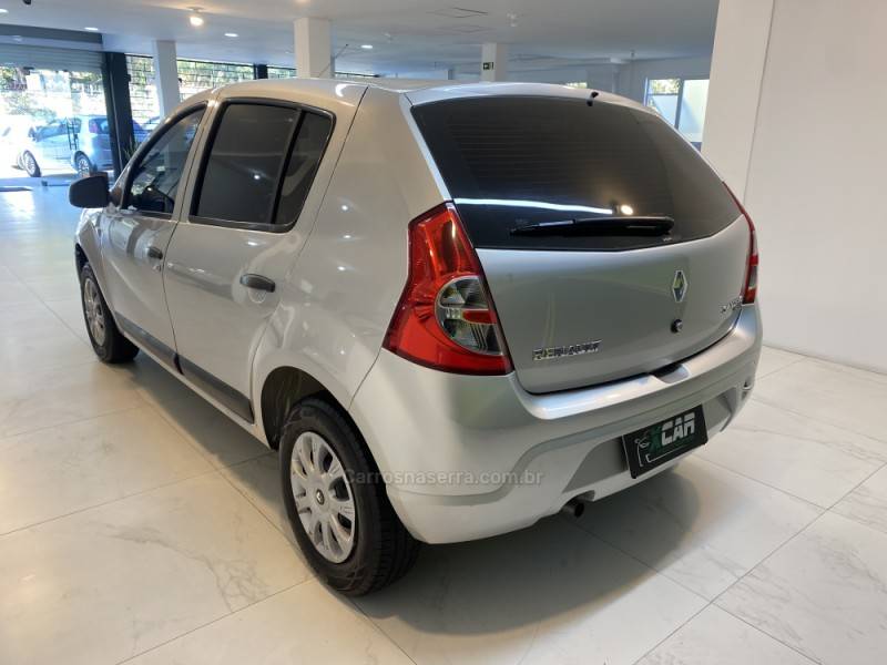 RENAULT - SANDERO 1.0 EXPRESSION 16V FLEX 4P MANUAL - 2011/2011 - Prata - R$ 29.900,00