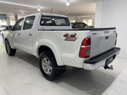 TOYOTA - HILUX 3.0 SR 4X4 CD 16V TURBO INTERCOOLER DIESEL 4P AUTOMÁTICO - 2011/2012 - Branca - R$ 119.900,00