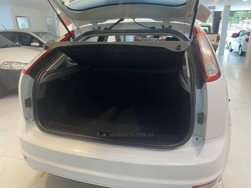 FORD - FOCUS 1.6 GLX 16V FLEX 4P MANUAL - 2012/2013 - Branca - R$ 48.900,00
