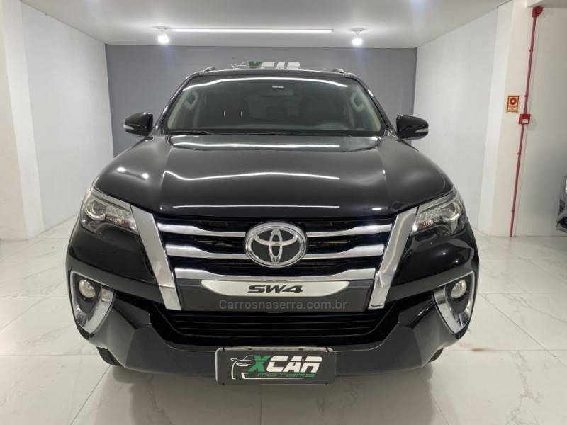 TOYOTA - HILUX SW4 2.8 SRX 4X4 7 LUGARES 16V TURBO INTERCOOLER DIESEL 4P AUTOMÁTICO - 2016/2016 - Preta - R$ 204.900,00