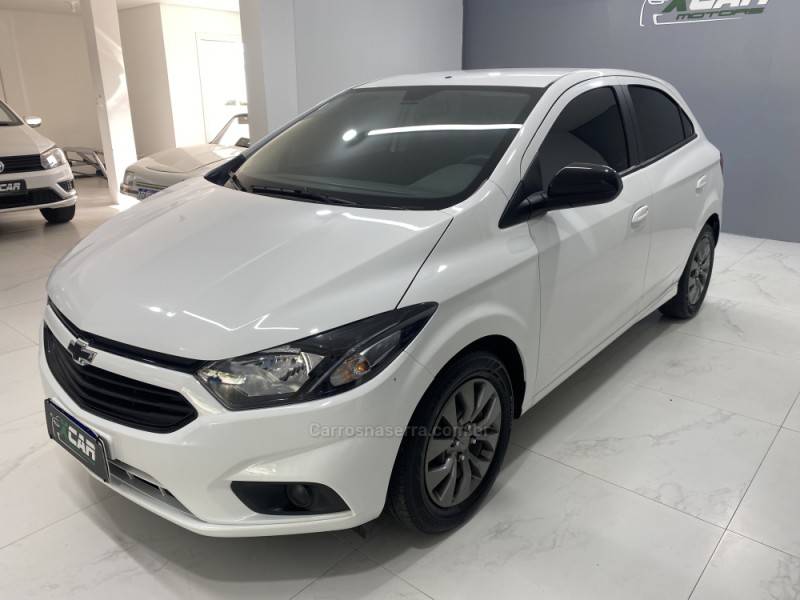 CHEVROLET - ONIX 1.0 JOY BLACK 8V FLEX 4P MANUAL - 2021/2021 - Branca - R$ 62.900,00