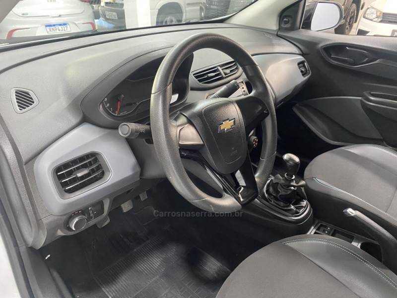 CHEVROLET - ONIX 1.0 JOY BLACK 8V FLEX 4P MANUAL - 2021/2021 - Branca - R$ 62.900,00