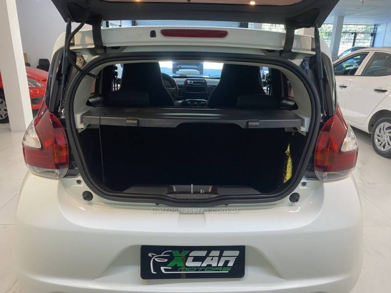 FIAT - MOBI 1.0 6V DRIVE FLEX MANUAL - 2017/2018 - Branca - R$ 44.900,00