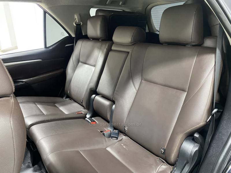 TOYOTA - HILUX SW4 2.8 SRX 4X4 7 LUGARES 16V TURBO INTERCOOLER DIESEL 4P AUTOMÁTICO - 2016/2016 - Preta - R$ 204.900,00