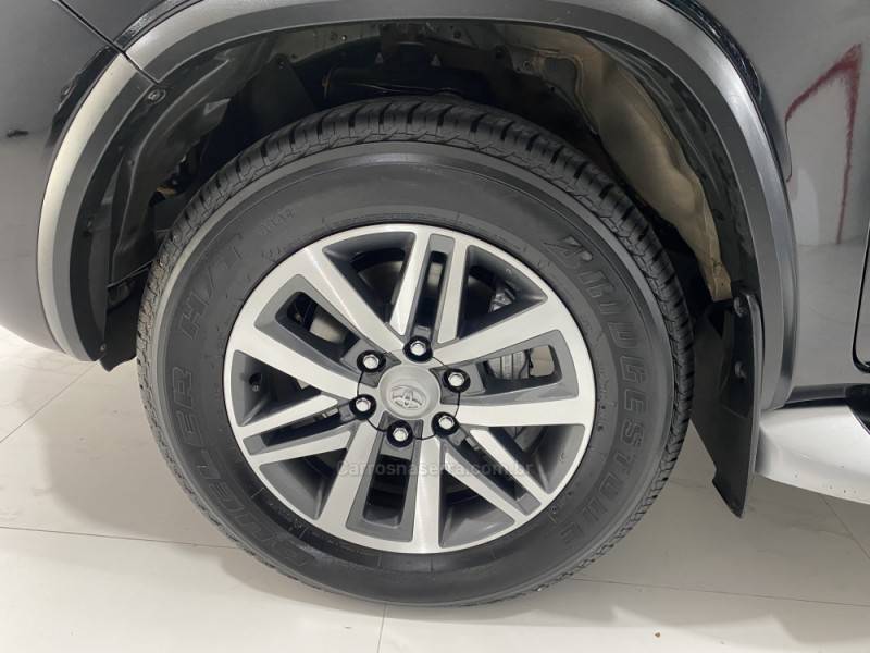 TOYOTA - HILUX SW4 2.8 SRX 4X4 7 LUGARES 16V TURBO INTERCOOLER DIESEL 4P AUTOMÁTICO - 2016/2016 - Preta - R$ 204.900,00