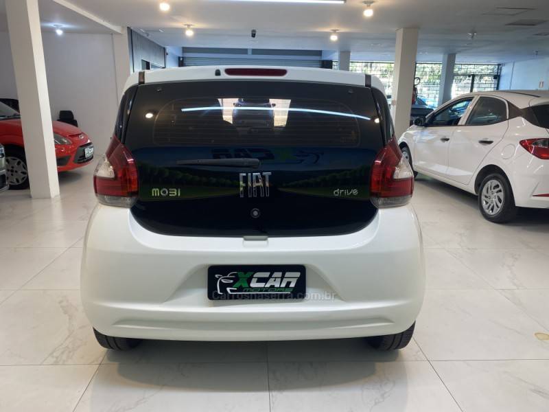 FIAT - MOBI 1.0 6V DRIVE FLEX MANUAL - 2017/2018 - Branca - R$ 44.900,00