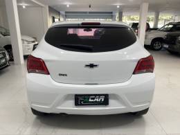 CHEVROLET - ONIX 1.0 JOY BLACK 8V FLEX 4P MANUAL - 2021/2021 - Branca - R$ 62.900,00
