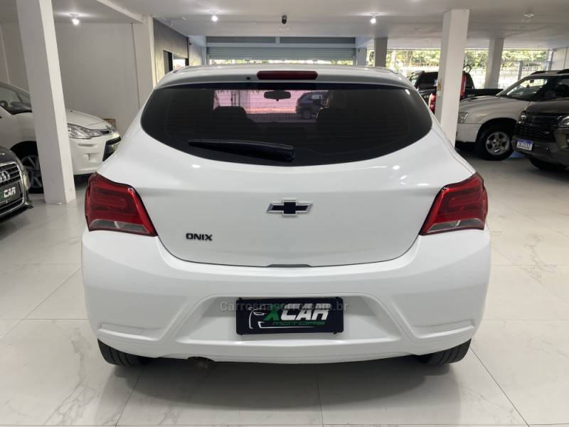 CHEVROLET - ONIX 1.0 JOY BLACK 8V FLEX 4P MANUAL - 2021/2021 - Branca - R$ 62.900,00