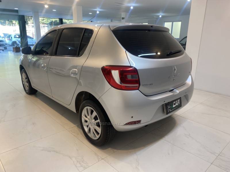 RENAULT - SANDERO 1.0 EXPRESSION 16V FLEX 4P MANUAL - 2015/2015 - Prata - R$ 43.900,00