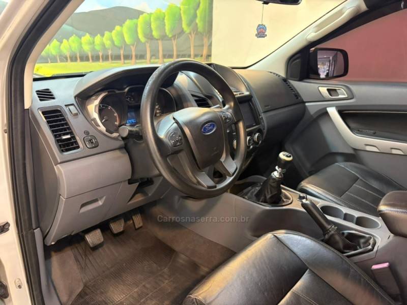 FORD - RANGER 2.2 XLS 4X4 CD 16V DIESEL 4P AUTOMÁTICO - 2014/2014 - Prata - R$ 104.900,00