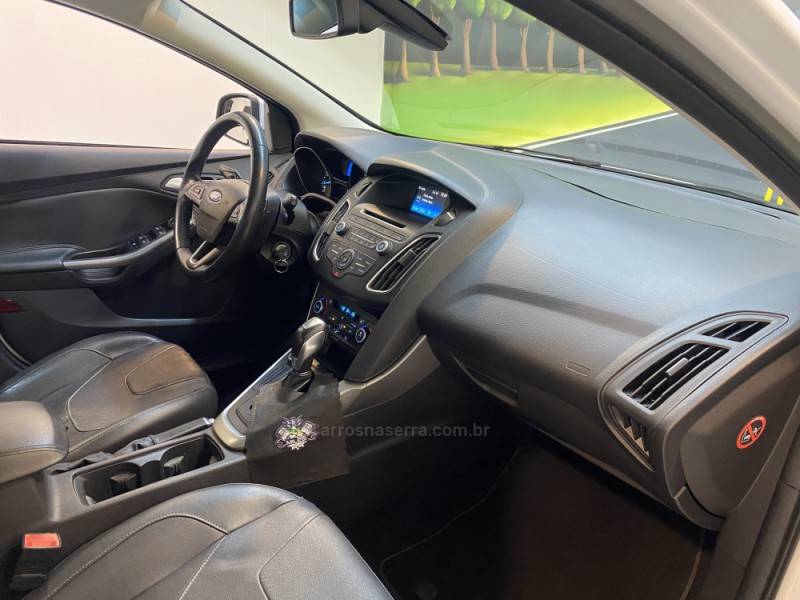FORD - FOCUS 2.0 SE PLUS 16V FLEX 4P AUTOMÁTICO - 2015/2016 - Branca - R$ 59.900,00