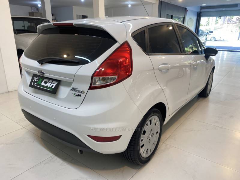 FORD - FIESTA 1.6 SE HATCH 16V FLEX 4P MANUAL - 2016/2017 - Branca - R$ 56.900,00