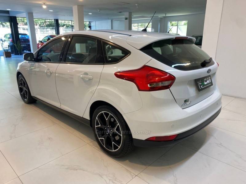 FORD - FOCUS 2.0 SE PLUS 16V FLEX 4P AUTOMÁTICO - 2015/2016 - Branca - R$ 63.900,00