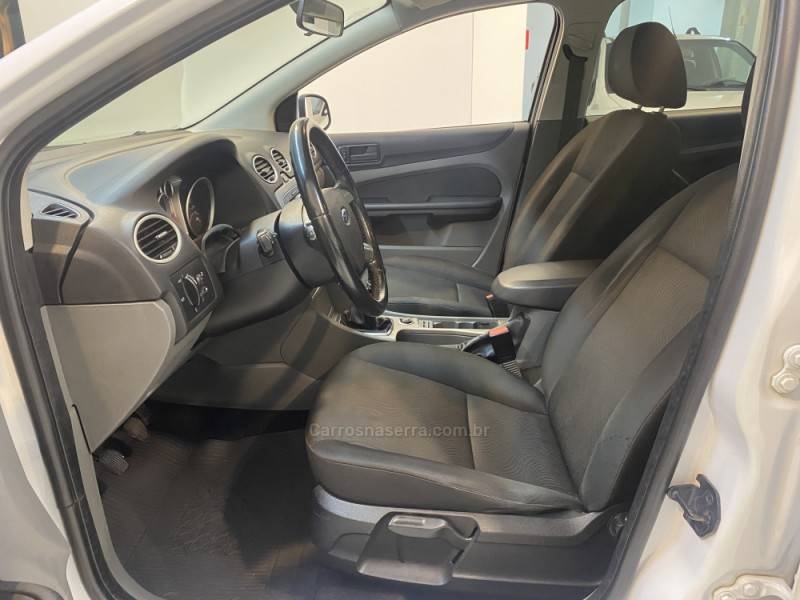 FORD - FOCUS 1.6 GLX 16V FLEX 4P MANUAL - 2012/2013 - Branca - R$ 48.900,00
