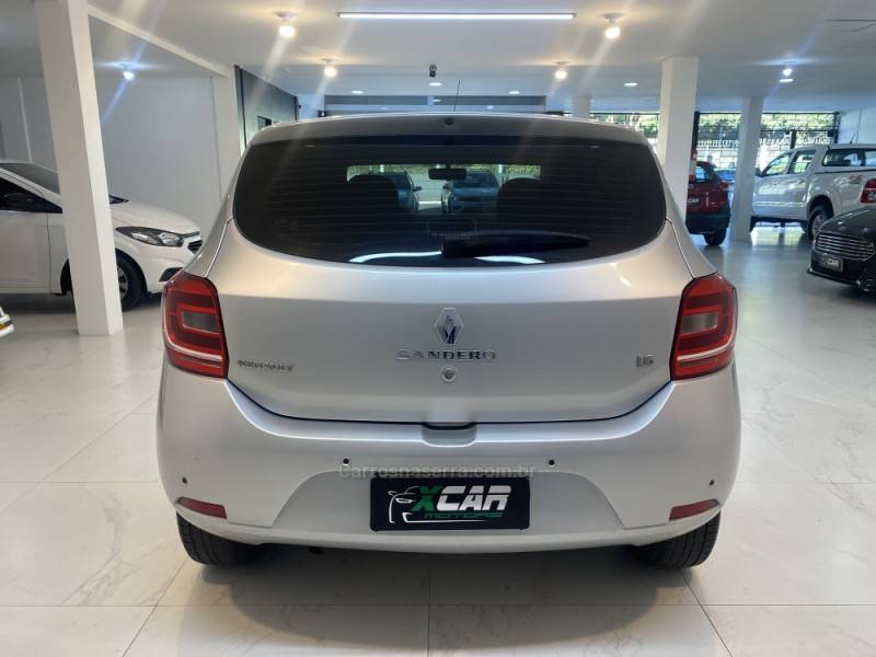 RENAULT - SANDERO 1.0 EXPRESSION 16V FLEX 4P MANUAL - 2015/2015 - Prata - R$ 43.900,00