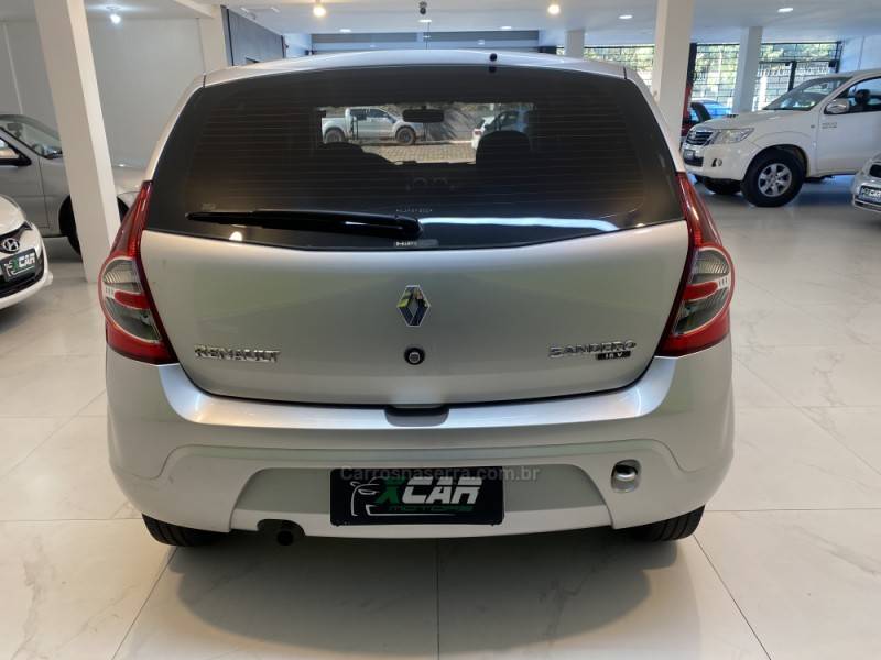 RENAULT - SANDERO 1.0 EXPRESSION 16V FLEX 4P MANUAL - 2011/2011 - Prata - R$ 29.900,00