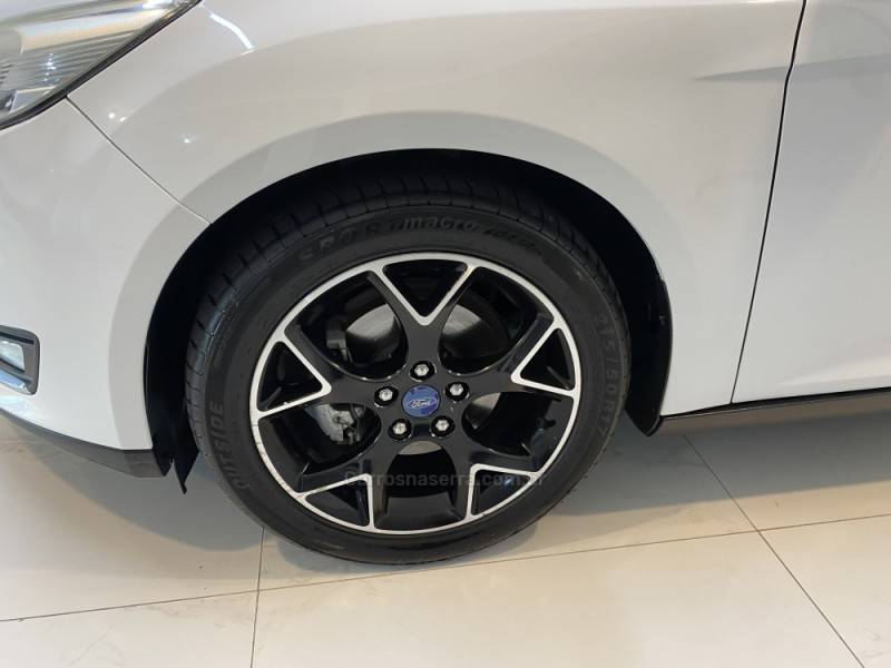 FORD - FOCUS 2.0 SE PLUS 16V FLEX 4P AUTOMÁTICO - 2015/2016 - Branca - R$ 63.900,00