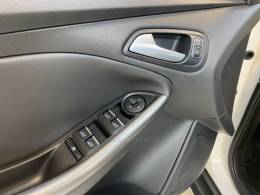 FORD - FOCUS 2.0 SE PLUS 16V FLEX 4P AUTOMÁTICO - 2015/2016 - Branca - R$ 64.900,00