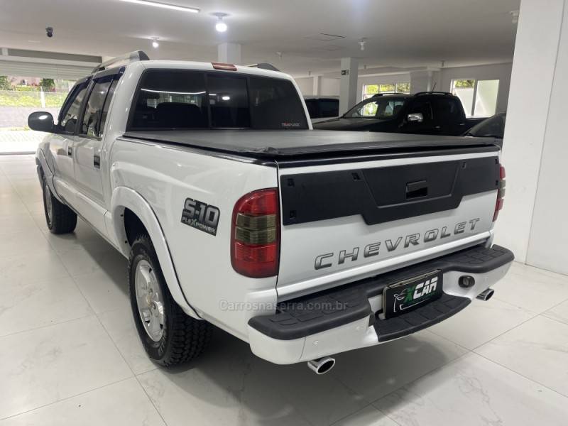 CHEVROLET - S10 2.4 MPFI EXECUTIVE 4X2 CD 8V FLEX 4P MANUAL - 2011/2011 - Branca - R$ 68.900,00