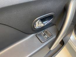 RENAULT - SANDERO 1.0 EXPRESSION 16V FLEX 4P MANUAL - 2015/2015 - Prata - R$ 43.900,00