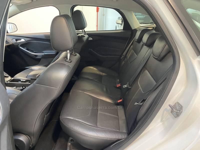 FORD - FOCUS 2.0 SE PLUS 16V FLEX 4P AUTOMÁTICO - 2015/2016 - Branca - R$ 64.900,00