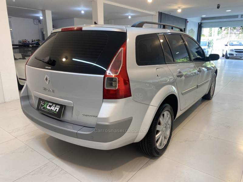 RENAULT - MÉGANE 1.6 DYNAMIQUE GRAND TOUR 16V FLEX 4P MANUAL - 2011/2012 - Prata - R$ 36.900,00