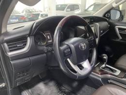 TOYOTA - HILUX SW4 2.8 SRX 4X4 7 LUGARES 16V TURBO INTERCOOLER DIESEL 4P AUTOMÁTICO - 2016/2016 - Preta - R$ 204.900,00