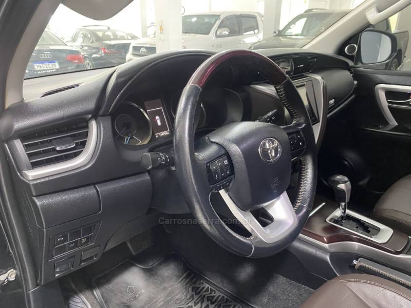 TOYOTA - HILUX SW4 2.8 SRX 4X4 7 LUGARES 16V TURBO INTERCOOLER DIESEL 4P AUTOMÁTICO - 2016/2016 - Preta - R$ 204.900,00