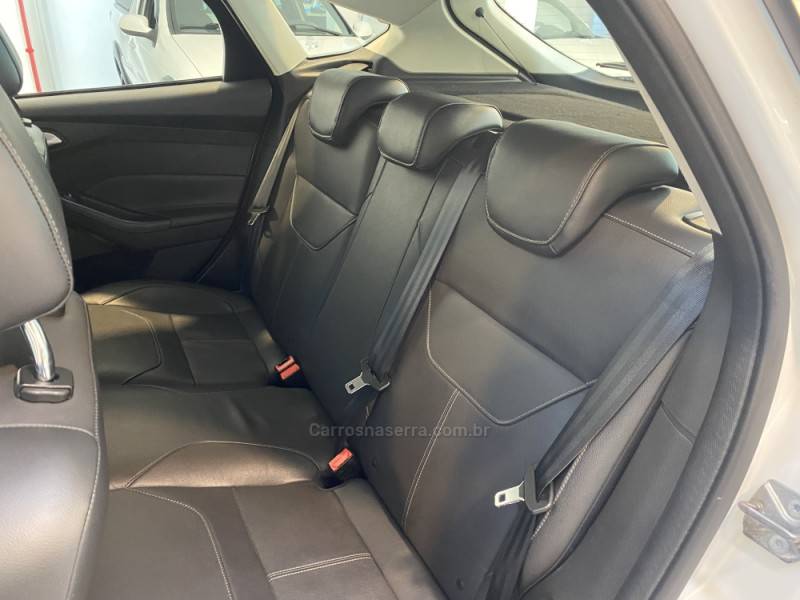 FORD - FOCUS 2.0 SE PLUS 16V FLEX 4P AUTOMÁTICO - 2015/2016 - Branca - R$ 64.900,00