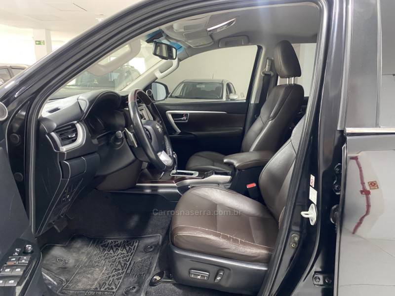 TOYOTA - HILUX SW4 2.8 SRX 4X4 7 LUGARES 16V TURBO INTERCOOLER DIESEL 4P AUTOMÁTICO - 2016/2016 - Preta - R$ 204.900,00