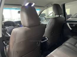 TOYOTA - HILUX SW4 2.8 SRX 4X4 7 LUGARES 16V TURBO INTERCOOLER DIESEL 4P AUTOMÁTICO - 2016/2016 - Preta - R$ 204.900,00