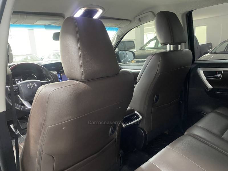 TOYOTA - HILUX SW4 2.8 SRX 4X4 7 LUGARES 16V TURBO INTERCOOLER DIESEL 4P AUTOMÁTICO - 2016/2016 - Preta - R$ 204.900,00