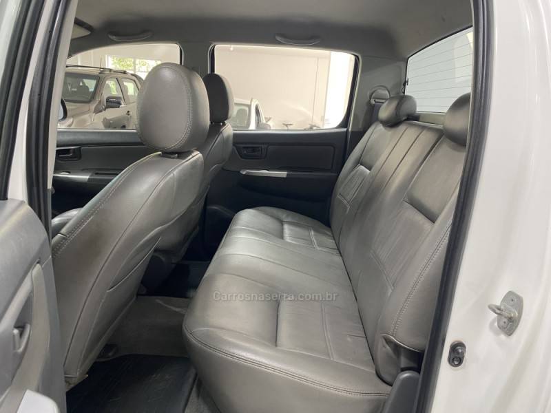 TOYOTA - HILUX 3.0 SR 4X4 CD 16V TURBO INTERCOOLER DIESEL 4P AUTOMÁTICO - 2011/2012 - Branca - R$ 119.900,00