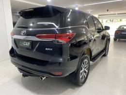 TOYOTA - HILUX SW4 2.8 SRX 4X4 7 LUGARES 16V TURBO INTERCOOLER DIESEL 4P AUTOMÁTICO - 2016/2016 - Preta - R$ 204.900,00