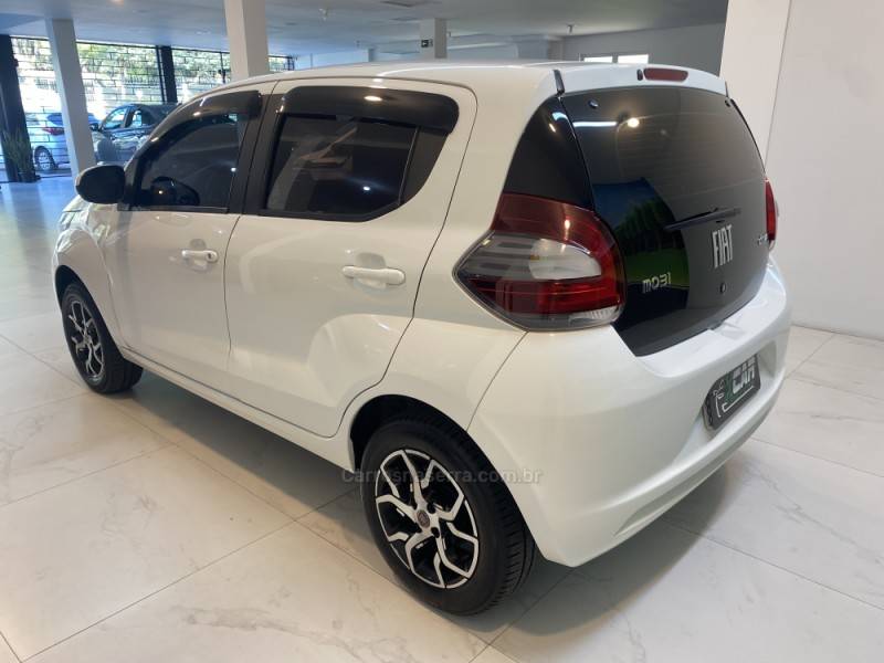 FIAT - MOBI 1.0 6V DRIVE FLEX MANUAL - 2017/2018 - Branca - R$ 44.900,00