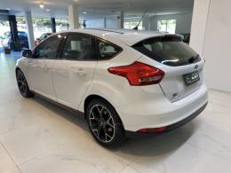 FORD - FOCUS 2.0 SE PLUS 16V FLEX 4P AUTOMÁTICO - 2015/2016 - Branca - R$ 64.900,00