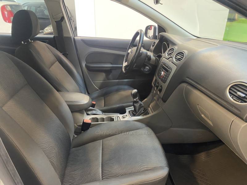 FORD - FOCUS 1.6 GLX 16V FLEX 4P MANUAL - 2012/2013 - Branca - R$ 48.900,00