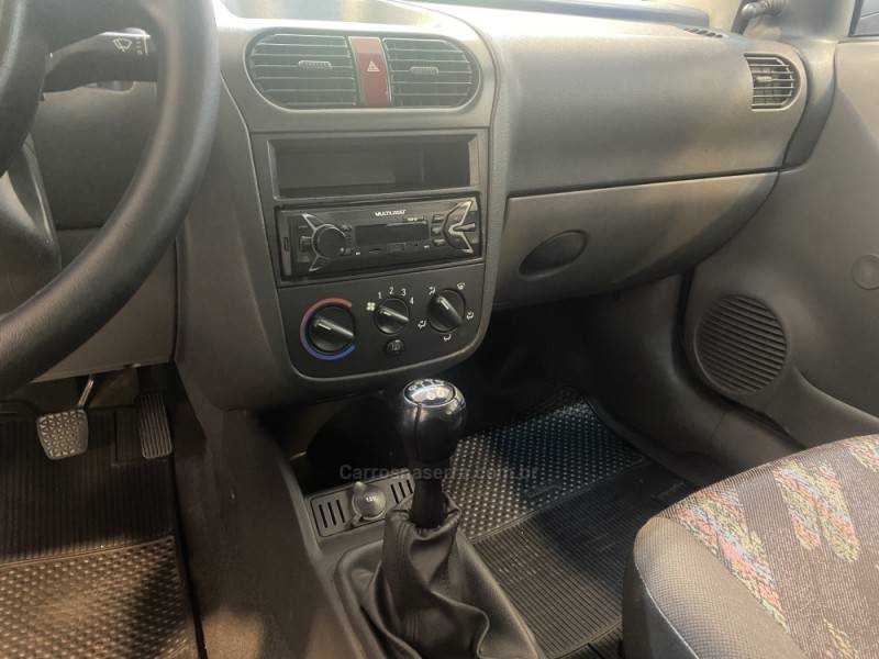 CHEVROLET - CORSA 1.0 MPFI 8V GASOLINA 4P MANUAL - 2003/2004 - Vermelha - R$ 24.900,00