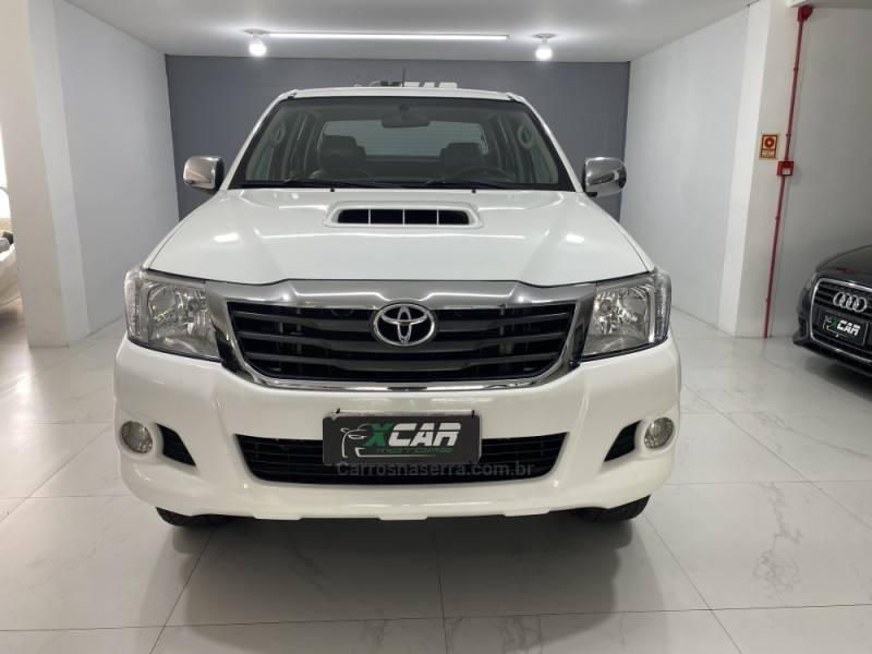 TOYOTA - HILUX 3.0 SR 4X4 CD 16V TURBO INTERCOOLER DIESEL 4P AUTOMÁTICO - 2011/2012 - Branca - R$ 119.900,00