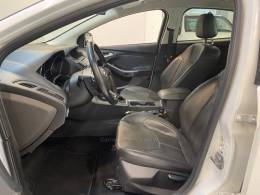 FORD - FOCUS 2.0 SE PLUS 16V FLEX 4P AUTOMÁTICO - 2015/2016 - Branca - R$ 63.900,00