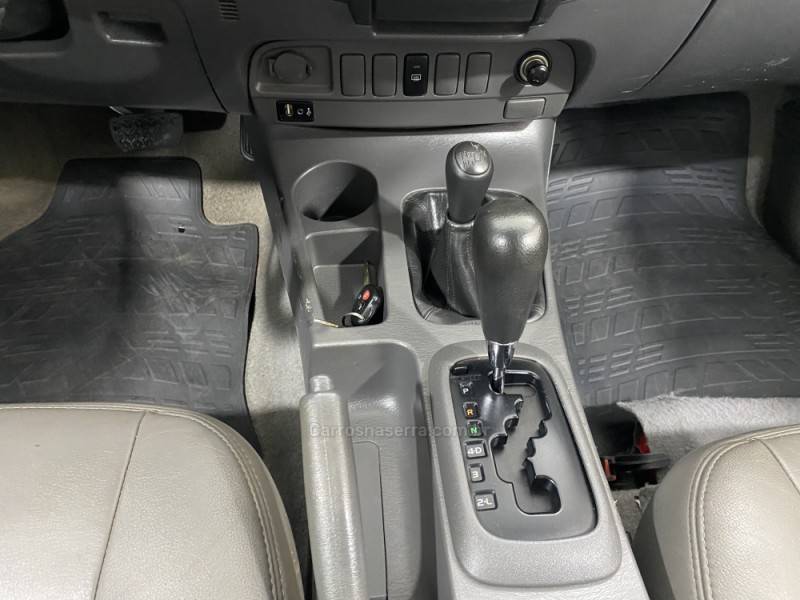 TOYOTA - HILUX 3.0 SR 4X4 CD 16V TURBO INTERCOOLER DIESEL 4P AUTOMÁTICO - 2011/2012 - Branca - R$ 119.900,00