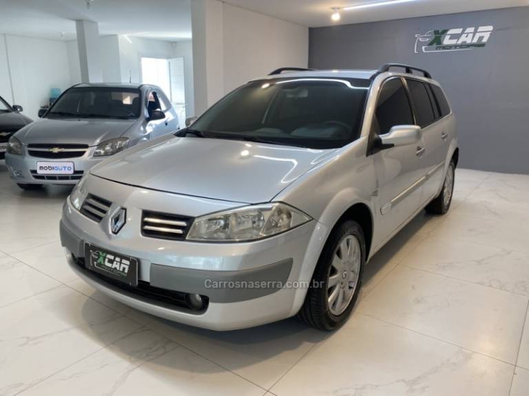 RENAULT - MÉGANE 1.6 DYNAMIQUE GRAND TOUR 16V FLEX 4P MANUAL - 2011/2012 - Prata - R$ 36.900,00